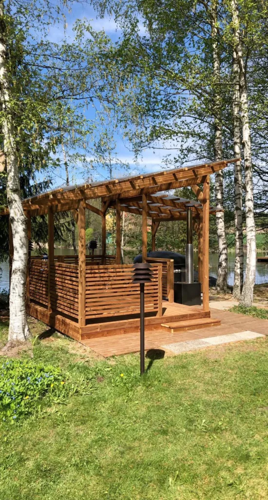 Puinen katettu terassi järven rannalla