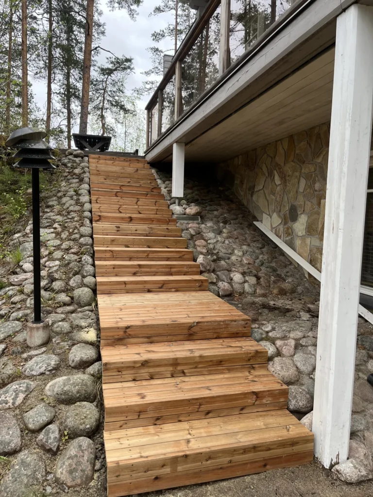 Puiset pihaportaat kallioisella tontilla – piharakentaminen Pirkanmaalla