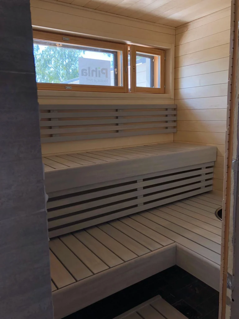 Uudistettu puupintainen sauna – saunaremontti Tampereen Leinolassa